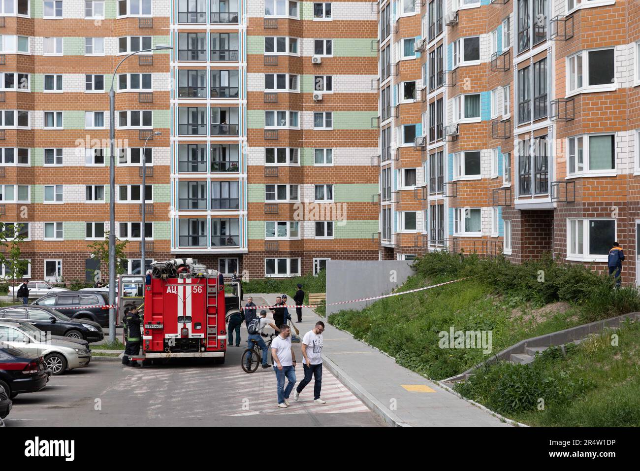 Mosca, Russia. 30th maggio, 2023. Vigili del fuoco lavorano nel sito di un attacco di droni a Mosca, Russia, 30 maggio 2023. Diversi edifici sono stati leggermente danneggiati da un attacco di droni a Mosca all'inizio di martedì, ha riferito la RIA Novosti della Russia, citando il sindaco di Mosca Sergei Sobyanin. Sobyanin ha detto che non ci sono state segnalazioni immediate di lesioni gravi. Tutti i servizi di emergenza erano sulla scena e, ha detto, sono in corso ulteriori indagini sull'attacco. Credit: Bai Xueqi/Xinhua/Alamy Live News Foto Stock