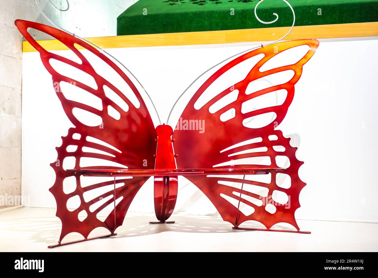 Richard Creswell Butterfly Seat. Acciaio verniciato a polvere. REGNO UNITO Foto Stock