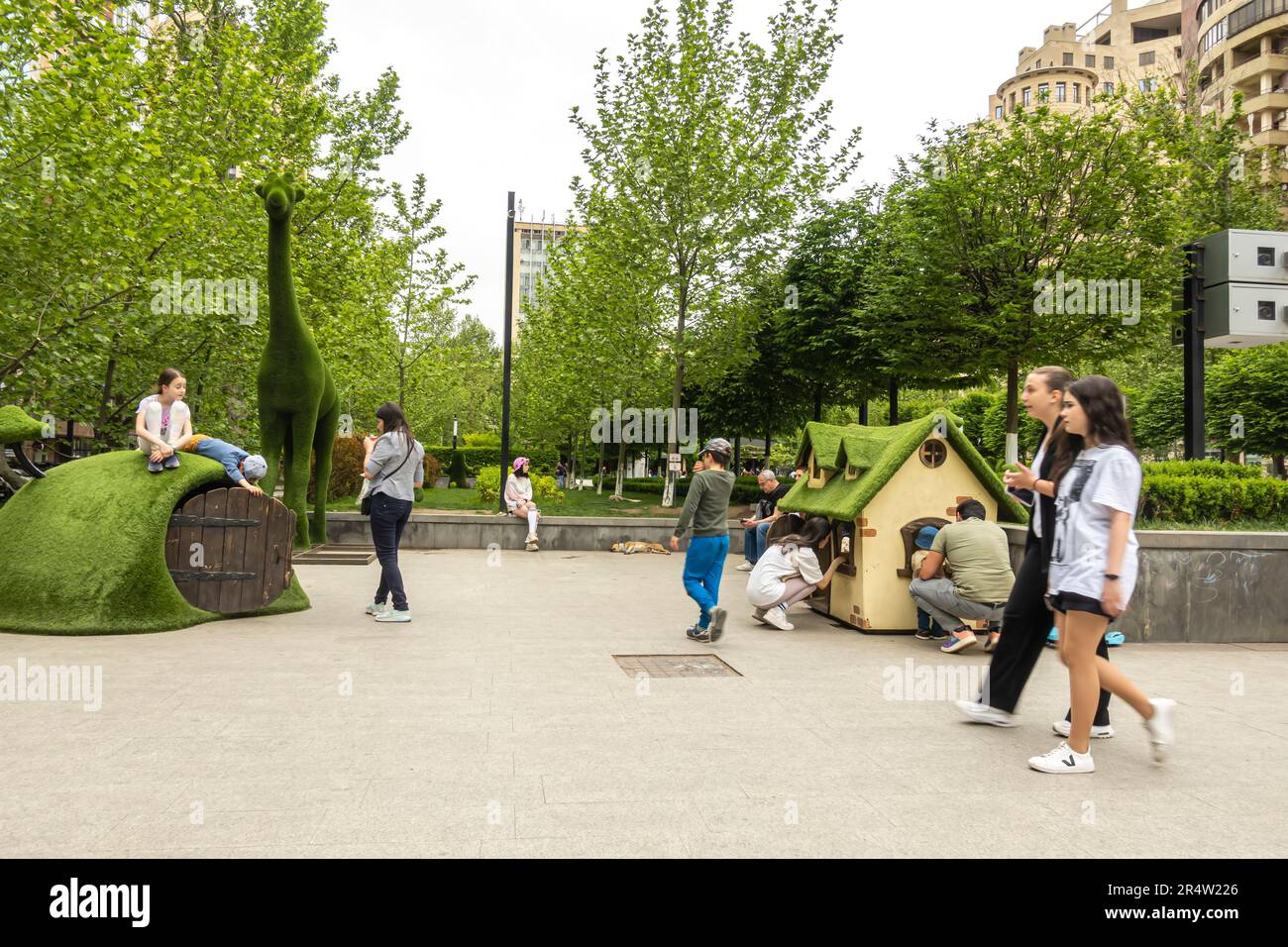 Parco per bambini con sculture verdi che raffigurano la vita della foresta e gli animali. Yerevan Armenia Foto Stock