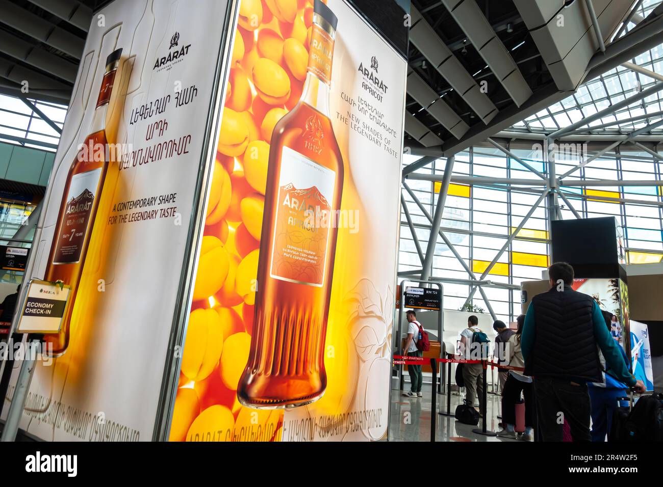 Ararat Cognac, poster pubblicitario di Brandy armeno all'aeroporto di Erevan Foto Stock