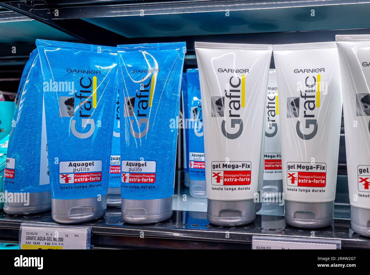 Italia - 25 maggio 2023: Gel fissativo per capelli Grafic Garnier confezionato in tubi di plastica per la vendita al supermercato italiano, Garnier è un marchio francese di cosmetici. H Foto Stock