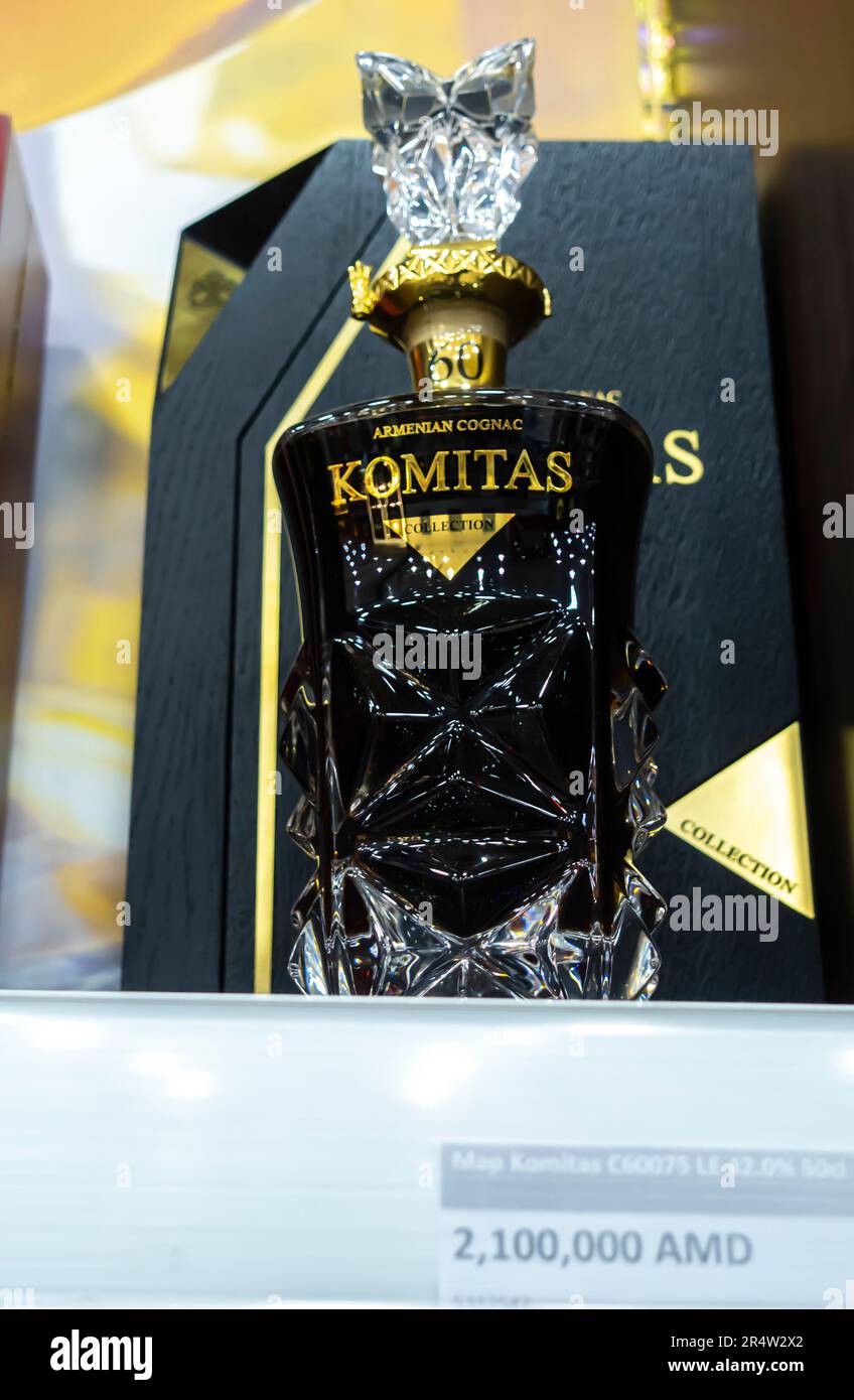 Komitas cognac 60 y.o., cognac esclusivi da collezione in mostra al negozio duty free dell'aeroporto Zvartnots di Armenia Foto Stock