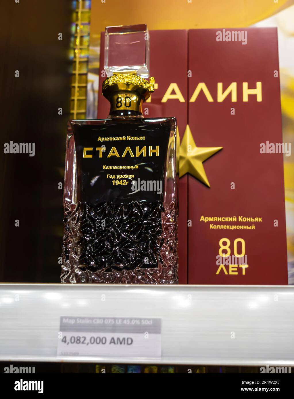 Cognac Stalin 80 anni, edizione da collezione in mostra all'aeroporto Zvartnots Armenia duty free Foto Stock