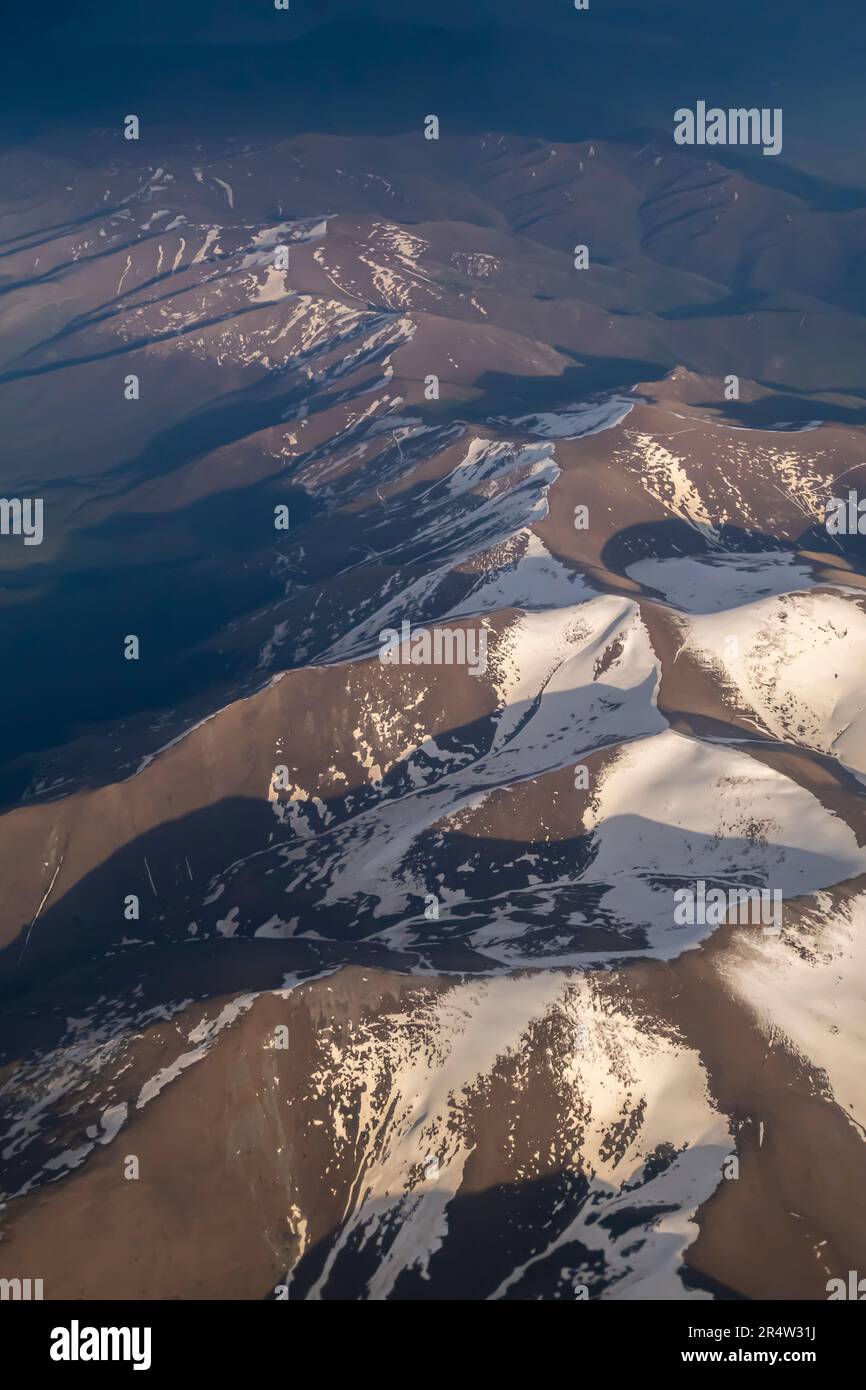 Montagne del Caucaso - vista aerea notturna da un aereo Foto Stock