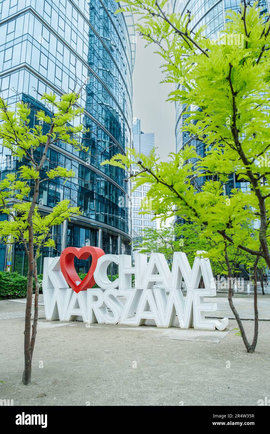 Insegna illuminata "i love Warsaw" in città - 27 maggio 2022. Varsavia, Polonia. Foto Stock