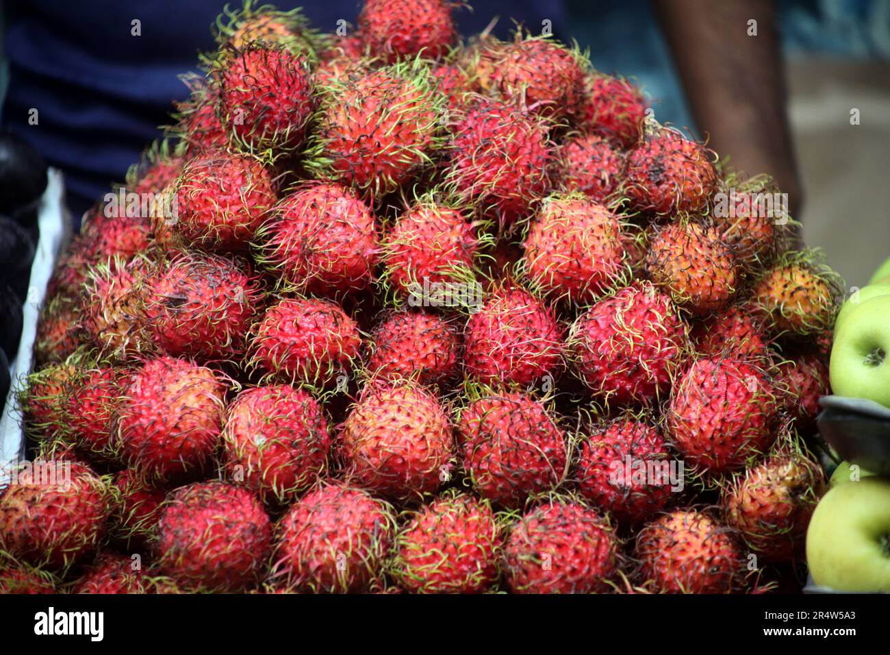 Dhaka, Bangladesh. Il venditore del Bangladesh vende frutta su un mercato di strada a Dhaka, Bangladesh, il 25 maggio 2023. Il Bangladesh importa circa 1,58 milioni di chilogrammi Foto Stock