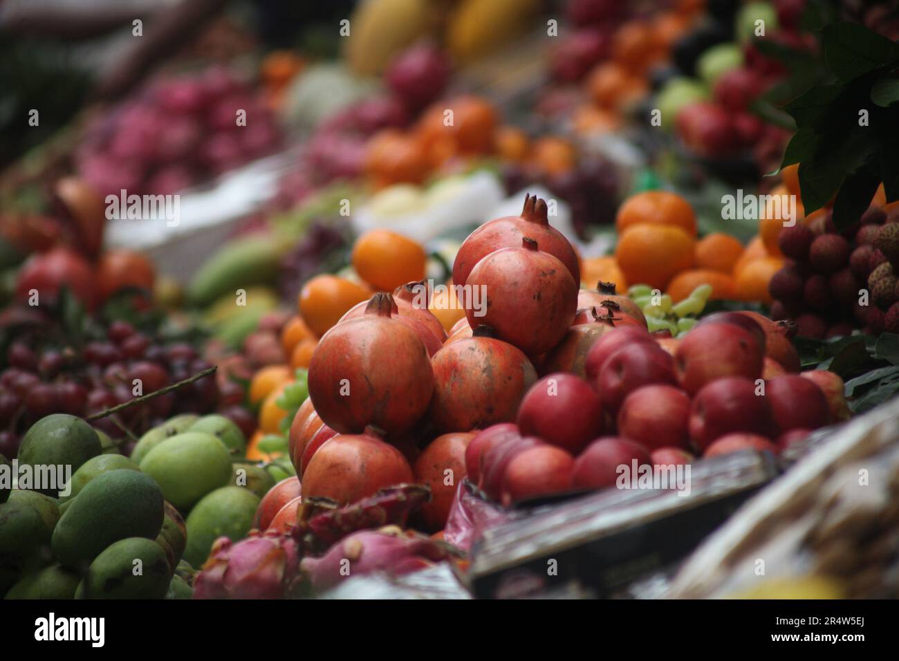 Dhaka, Bangladesh. Il venditore del Bangladesh vende frutta su un mercato di strada a Dhaka, Bangladesh, il 25 maggio 2023. Il Bangladesh importa circa 1,58 milioni di chilogrammi Foto Stock