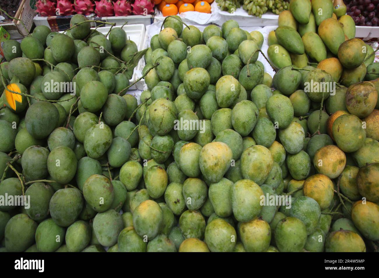 Dhaka, Bangladesh. Il venditore del Bangladesh vende frutta su un mercato di strada a Dhaka, Bangladesh, il 25 maggio 2023. Il Bangladesh importa circa 1,58 milioni di chilogrammi Foto Stock