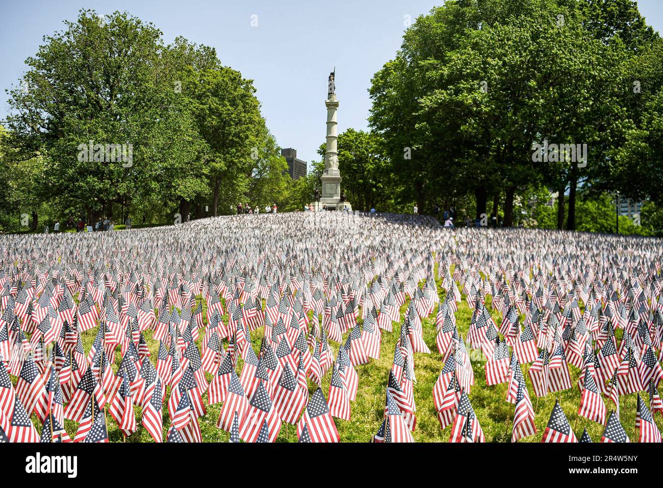 Washington, DC, Stati Uniti. 29th maggio, 2023. Un totale di 37.000 bandiere che rappresentano i membri del servizio caduti sono viste al Boston Common a Boston, Massachusetts, Stati Uniti, 29 maggio 2023. Credit: Ziyu Julian Zhu/Xinhua/Alamy Live News Foto Stock