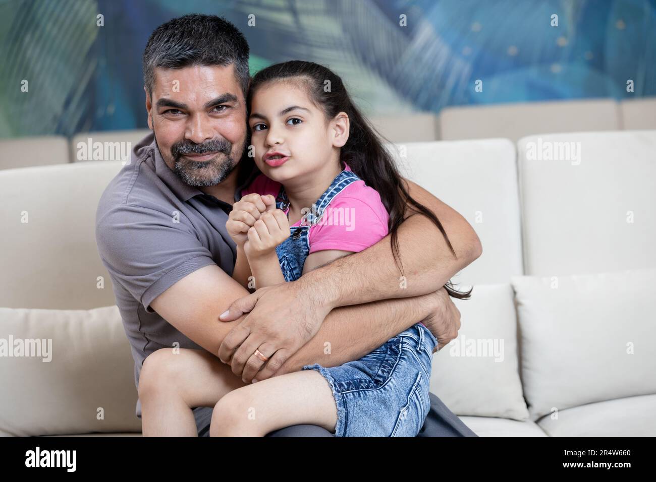 Ritratto di padre e figlia a casa divertirsi insieme Foto Stock