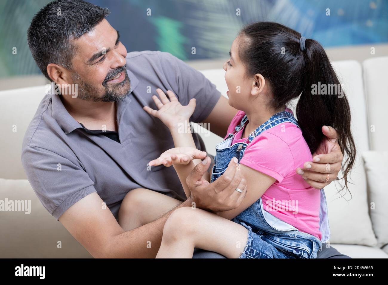 Ritratto di padre e figlia a casa divertirsi insieme, momenti Candid Foto Stock