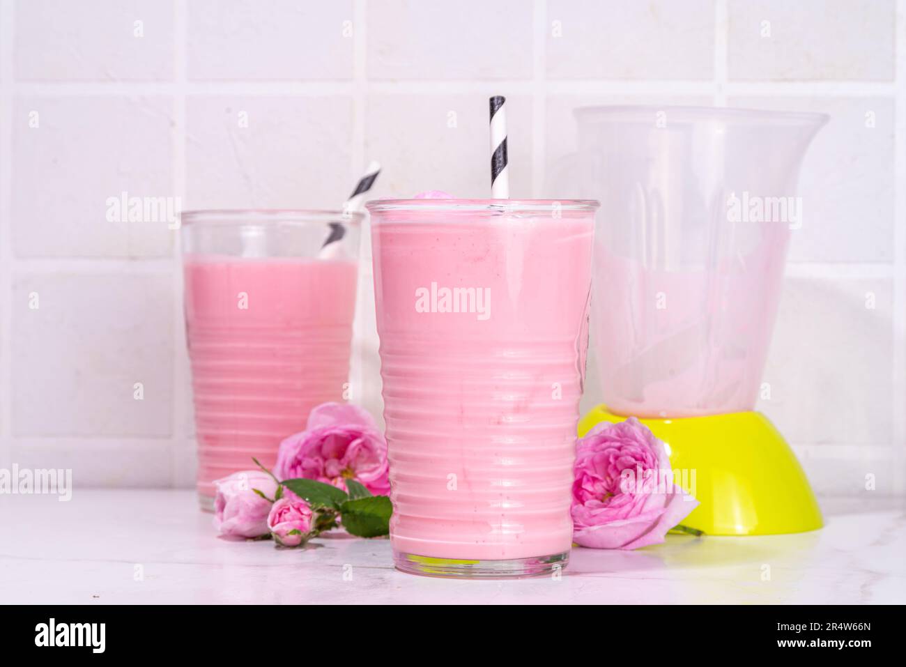 Milkshake di fiori di rosa, bevanda di latte di Luna asiatica. Cocktail di matcha rosa con petali di rosa. Foto Stock