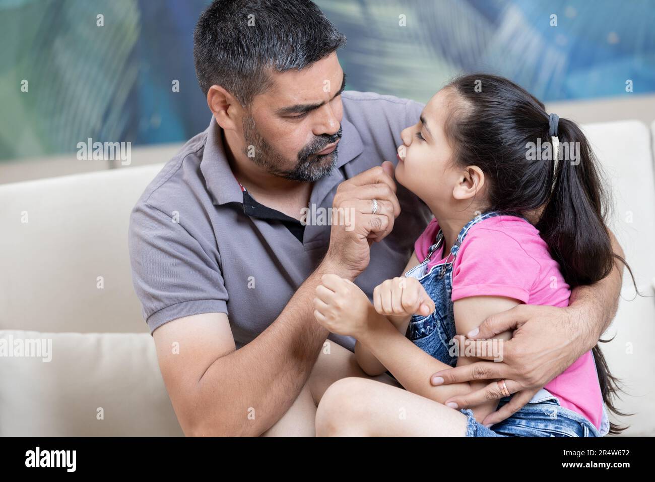 Ritratto di padre e figlia a casa divertirsi insieme, momenti Candid Foto Stock