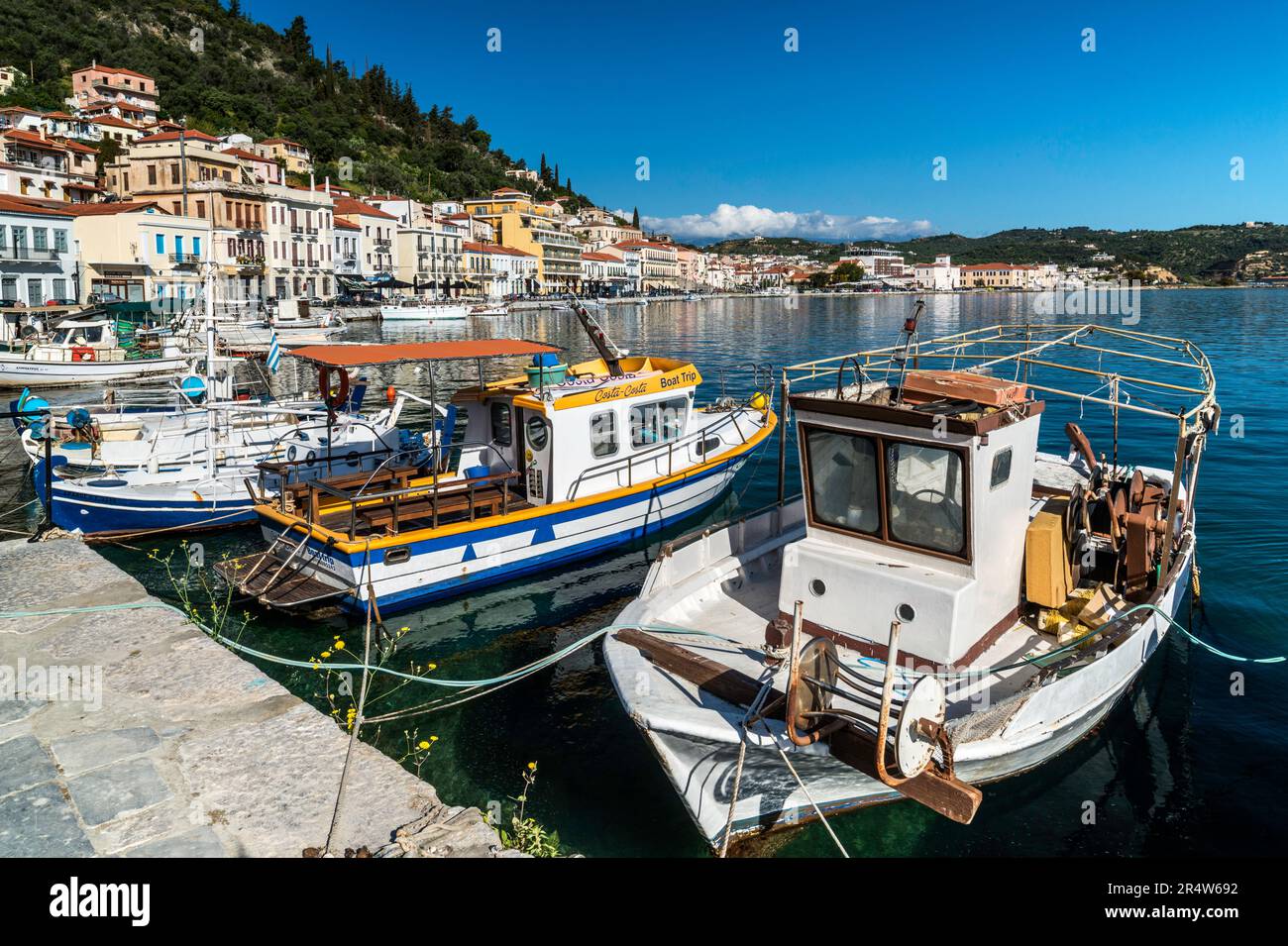 Barche da pesca nel porto di Gytheio (Gythio), Golfo Laconiano, Penisola mani, Peloponneso, Grecia Foto Stock