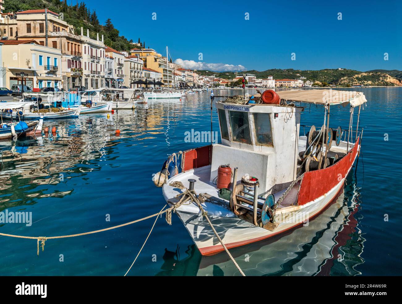 Barche da pesca nel porto di Gytheio (Gythio), Golfo Laconiano, Penisola mani, Peloponneso, Grecia Foto Stock