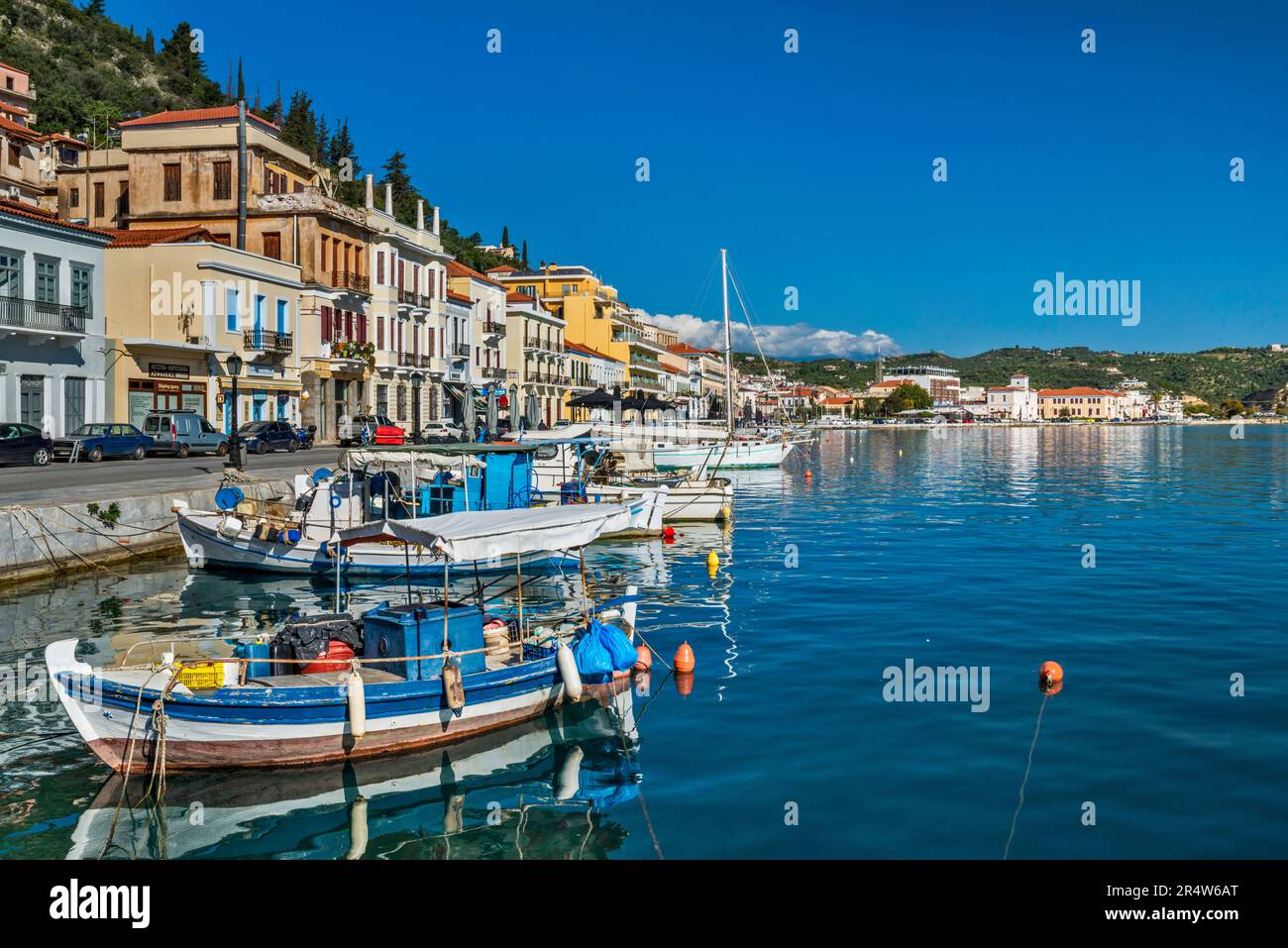 Barche da pesca nel porto di Gytheio (Gythio), Golfo Laconiano, Penisola mani, Peloponneso, Grecia Foto Stock