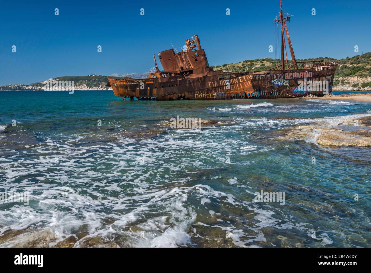 Naufragio di Agios Dymitrios a Glyfada Beach vicino alla città di Githeo, visibile in lontananza, Peloponneso, Grecia Foto Stock