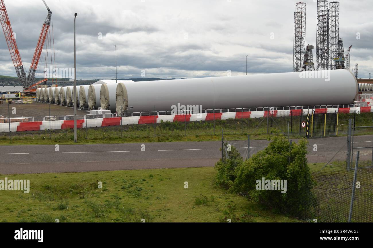 Maggio 2023: Sezioni delle torri delle turbine eoliche Siemens attendono il pre-assemblaggio presso il porto di Dundee prima dello spiegamento al parco eolico offshore di Neart na Gaoithe (NNG). Foto Stock