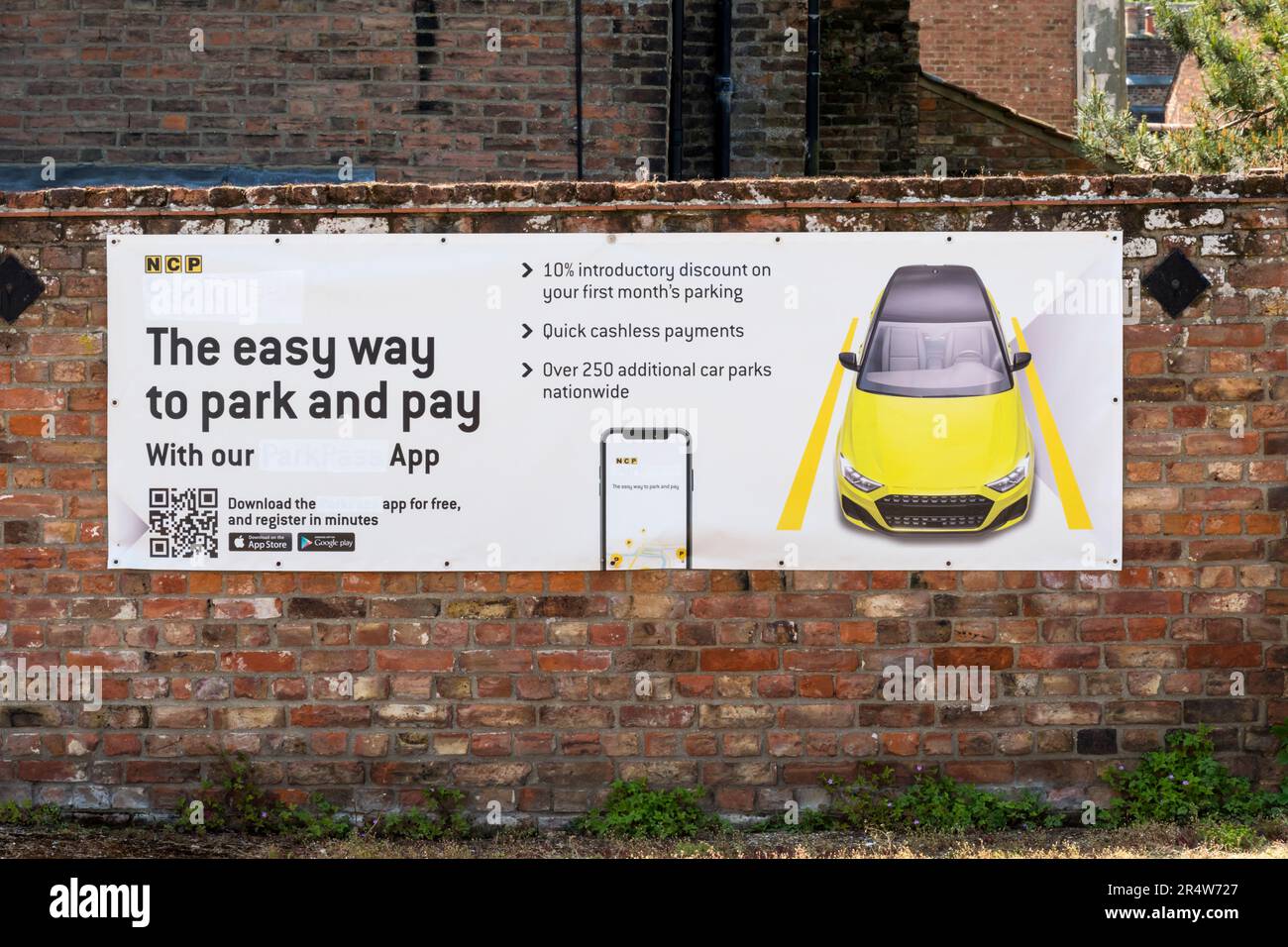 Un poster che pubblicizza l'app NCP Parking. Foto Stock