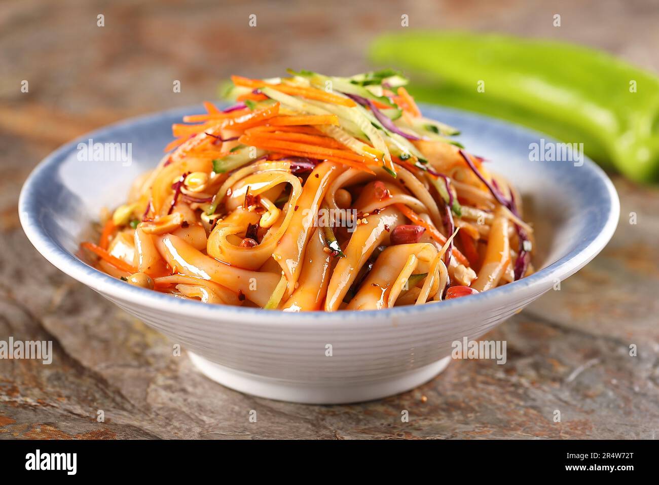 Spaghetti alla salsa，Liangpi，piatto cinese composto da spaghetti di pelle fredda a base di farina di grano o riso，spaghetti di riso cinesi Foto Stock