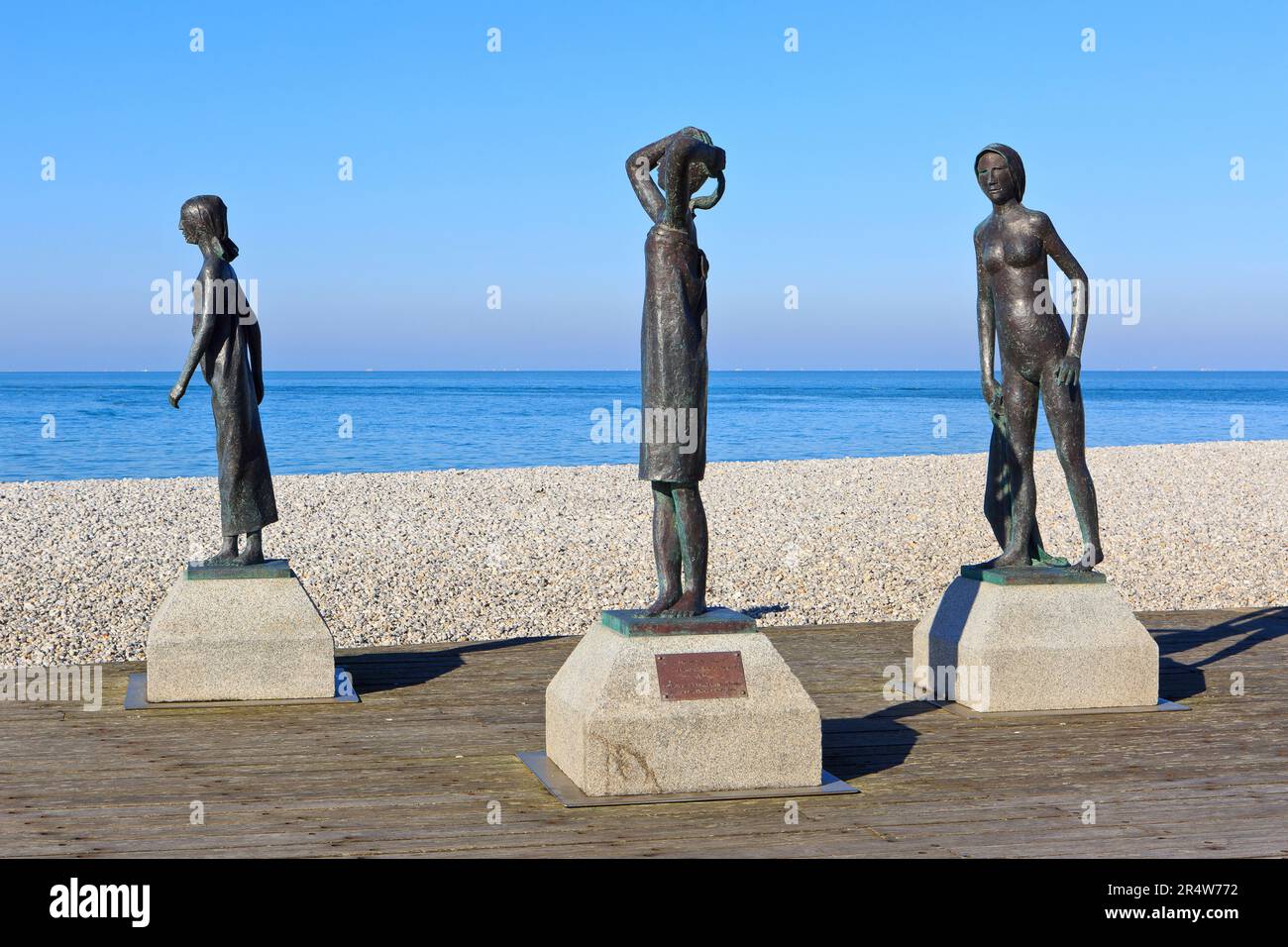 L'Heure du Bain (3 donne balneari) di Dominique Denny (1948-2021) sul lungomare di Fecamp (Senna Marittima), Normandia, Francia Foto Stock