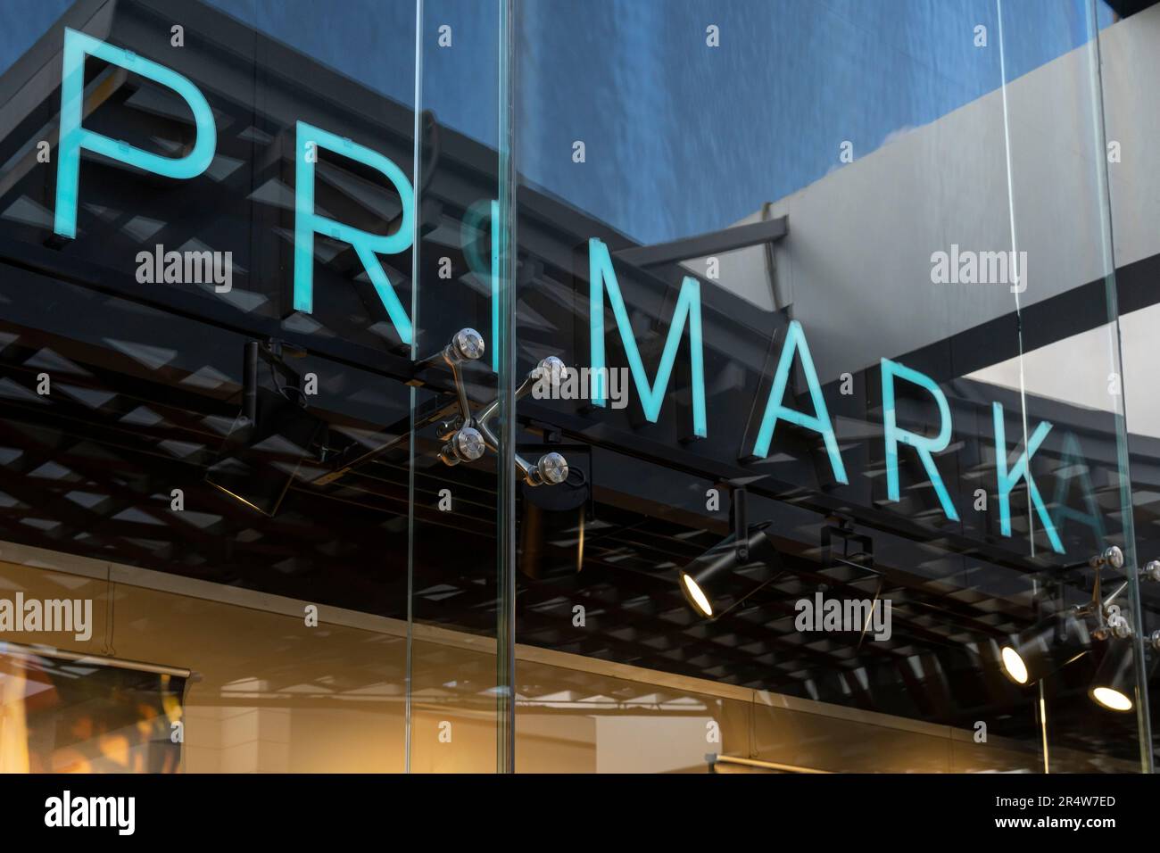 Palma di Maiorca, Spagna; maggio 19 2023: Facciata principale di un negozio della multinazionale tessile Primark, nel centro commerciale Fan. Palma di Maiorca Foto Stock