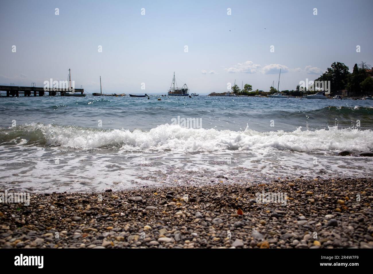 Spiaggia rocciosa del porto di Ika Foto Stock