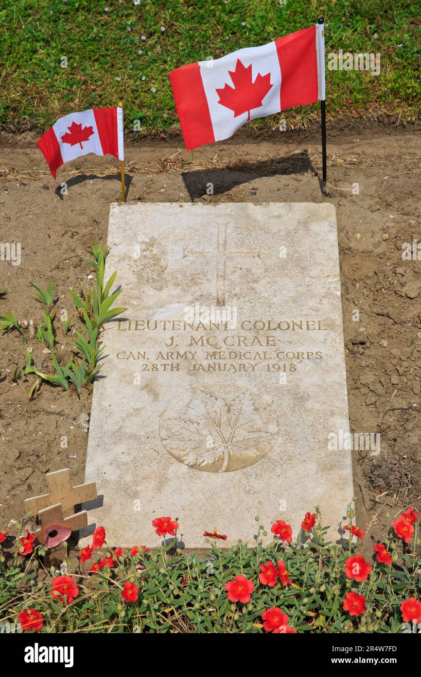 Tomba del tenente canadese John McCrae (1872-1918), autore del famoso poema di guerra 'nei campi delle Fiandre' a Wimereux (Pas-de-Calais), Francia Foto Stock