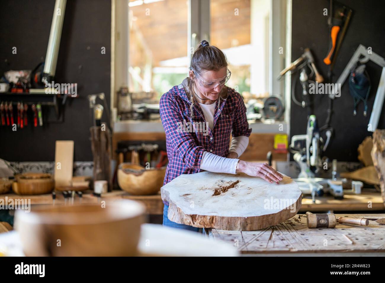 Artigianato che lavora con il legno in Falegnameria officina Foto Stock