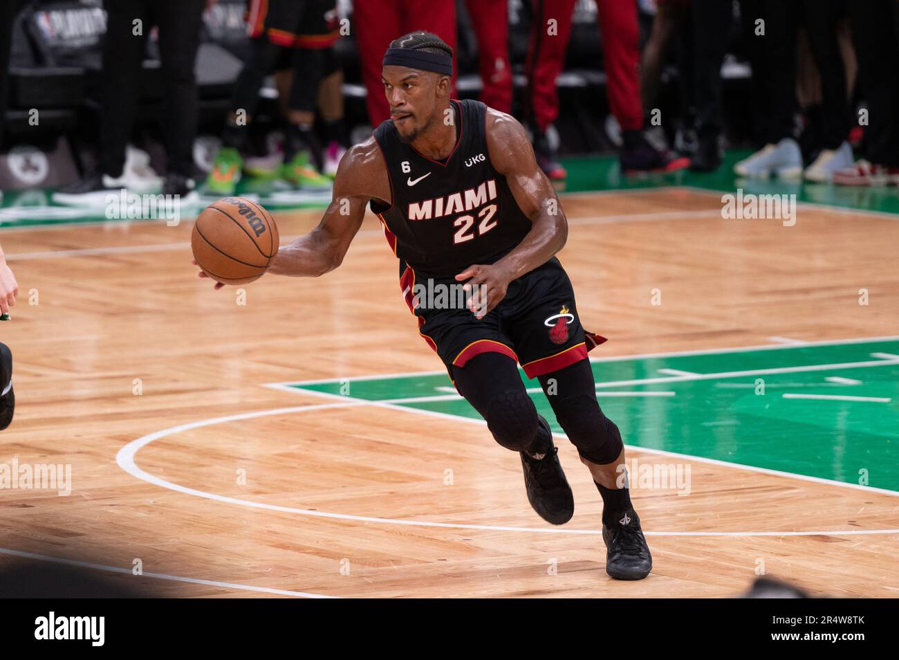 Boston Boston, Stati Uniti. 29th maggio, 2023. BOSTON, ma - 29 MAGGIO: Jimmy Butler #22 del calore dribbles la palla durante il gioco 7 delle finali della conferenza orientale 2023 playoff NBA a TD Garden il 29 maggio 2023 a Boston, Massachusetts. (Foto di Stephen Nadler/PxImages) Credit: PX Images/Alamy Live News Foto Stock