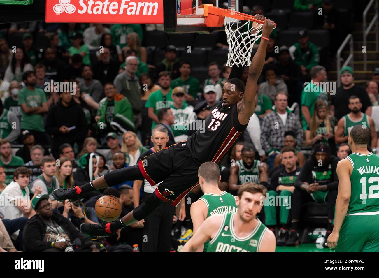 Boston Boston, Stati Uniti. 29th maggio, 2023. BOSTON, ma - 29 MAGGIO: BAM Adebayo #13 del calore di Miami si incula la palla durante il gioco 7 delle finali della conferenza orientale 2023 playoff NBA a TD Garden il 29 maggio 2023 a Boston, Massachusetts. (Foto di Stephen Nadler/PxImages) Credit: PX Images/Alamy Live News Foto Stock