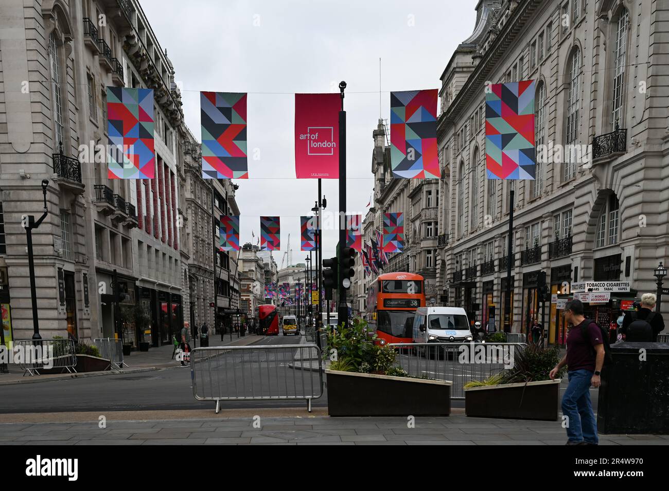 Piccadilly, Londra, Regno Unito. 30th maggio, 2023. L'artista Rana Begum svela nuove bandiere disegnate che fiancheggiano Piccadilly per l'estate. I disegni presentano motivi geometrici ispirati all'arte e all'architettura islamica tradizionale. Le vibranti bandiere stuzzicano l'arte della stagione estiva di Londra e sono esposte dal 30 maggio al 2023 agosto. Credit: Vedi li/Picture Capital/Alamy Live News Foto Stock