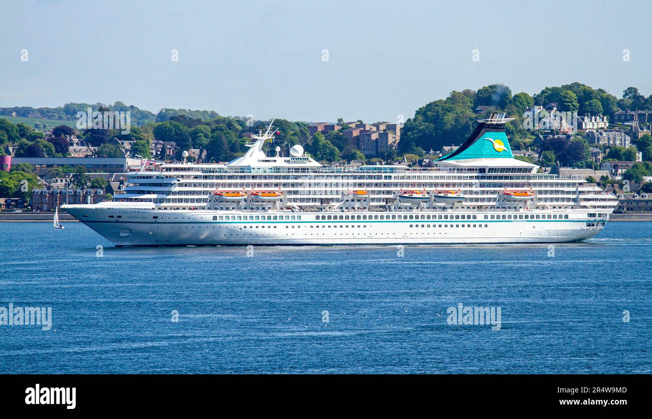 Dundee, Tayside, Scozia, Regno Unito. 30th maggio, 2023. La nave da crociera tedesca Phoenix Reisen Cruises, Artania, che arriva a Dundee intorno alle 11am:11pm oggi e partirà stasera alle 18:00. L'attuale viaggio di Artania è un viaggio di andata e ritorno di 12 giorni nel Regno Unito. L'itinerario è iniziato il 20th maggio 2023 e termina il 1st giugno 2023 arrivando a Bremerhaven, Brema, Germania. Credit: Dundee Photographics/Alamy Live News Foto Stock
