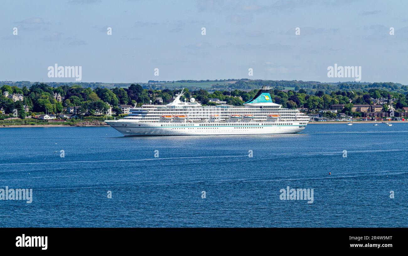 Dundee, Tayside, Scozia, Regno Unito. 30th maggio, 2023. La nave da crociera tedesca Phoenix Reisen Cruises, Artania, che arriva a Dundee intorno alle 11am:11pm oggi e partirà stasera alle 18:00. L'attuale viaggio di Artania è un viaggio di andata e ritorno di 12 giorni nel Regno Unito. L'itinerario è iniziato il 20th maggio 2023 e termina il 1st giugno 2023 arrivando a Bremerhaven, Brema, Germania. Credit: Dundee Photographics/Alamy Live News Foto Stock