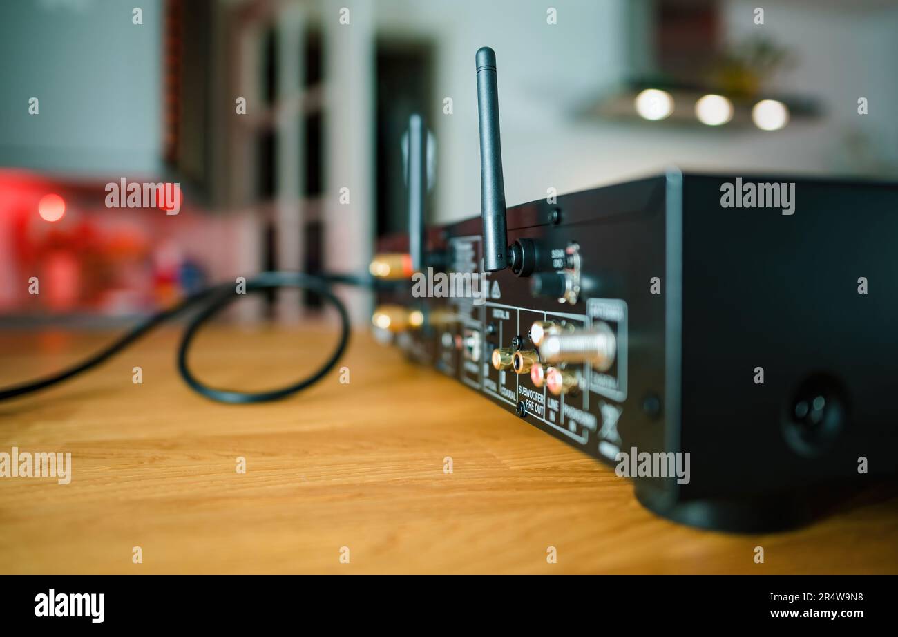 Francoforte, Germania - 30 gennaio 2023: Un sistema audio Pioneer NC-50DAB lettore, dotato di Chromecast integrato e antenna Wi-Fi per lo streaming Spotify o la riproduzione di CD MP3s in alta risoluzione. Foto Stock