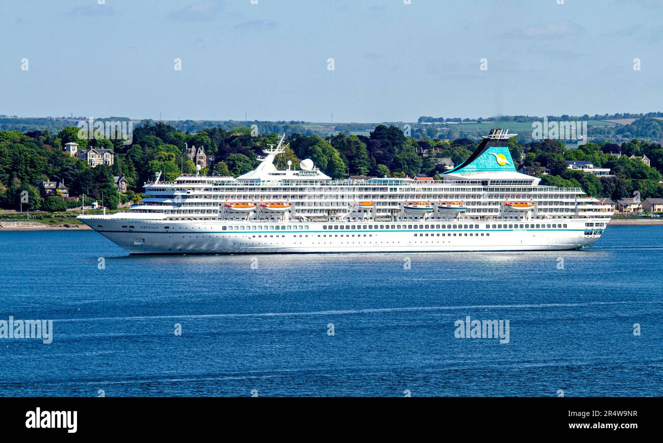 Dundee, Tayside, Scozia, Regno Unito. 30th maggio, 2023. La nave da crociera tedesca Phoenix Reisen Cruises, Artania, che arriva a Dundee intorno alle 11am:11pm oggi e partirà stasera alle 18:00. L'attuale viaggio di Artania è un viaggio di andata e ritorno di 12 giorni nel Regno Unito. L'itinerario è iniziato il 20th maggio 2023 e termina il 1st giugno 2023 arrivando a Bremerhaven, Brema, Germania. Credit: Dundee Photographics/Alamy Live News Foto Stock