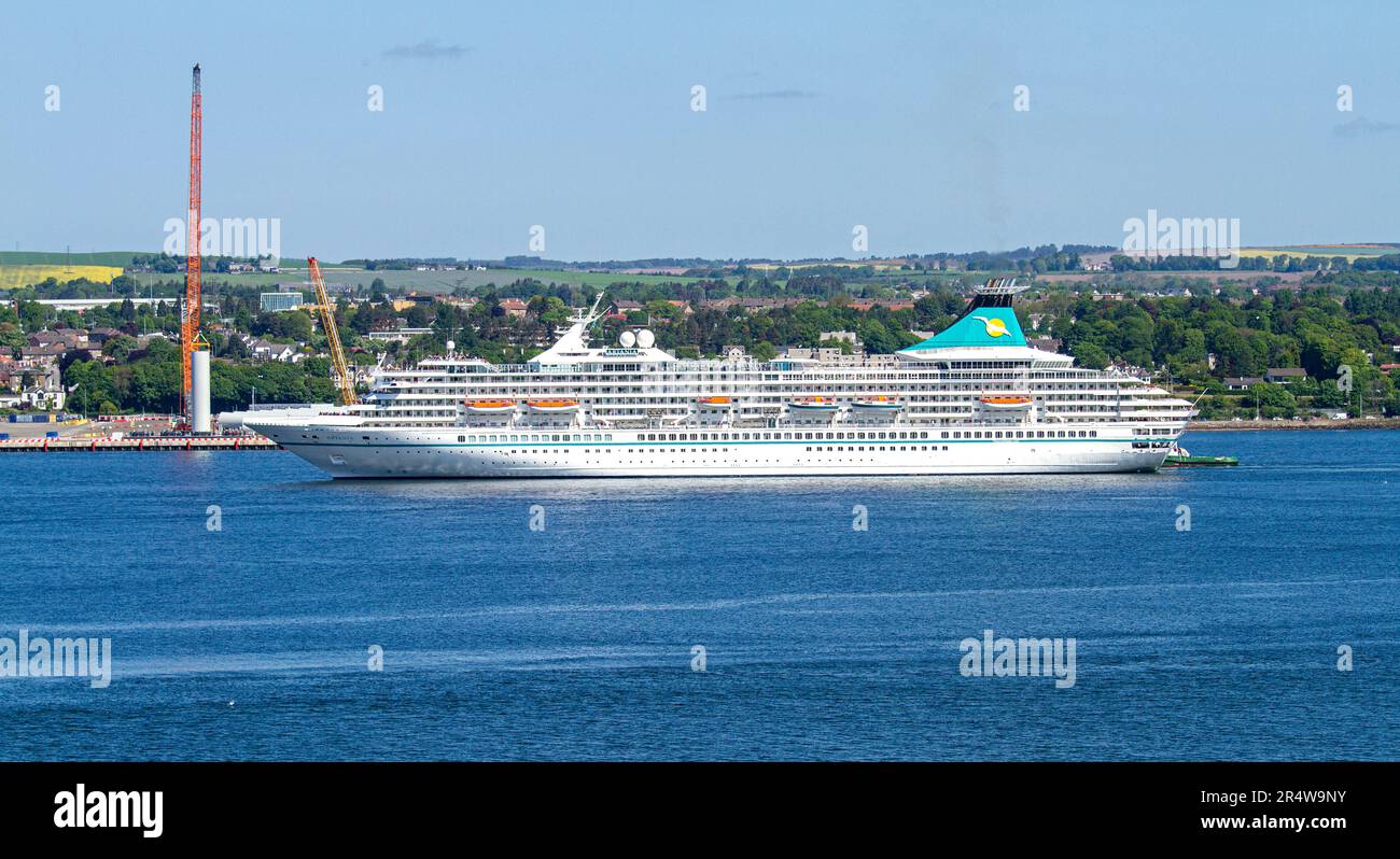 Dundee, Tayside, Scozia, Regno Unito. 30th maggio, 2023. La nave da crociera tedesca Phoenix Reisen Cruises, Artania, che arriva a Dundee intorno alle 11am:11pm oggi e partirà stasera alle 18:00. L'attuale viaggio di Artania è un viaggio di andata e ritorno di 12 giorni nel Regno Unito. L'itinerario è iniziato il 20th maggio 2023 e termina il 1st giugno 2023 arrivando a Bremerhaven, Brema, Germania. Credit: Dundee Photographics/Alamy Live News Foto Stock