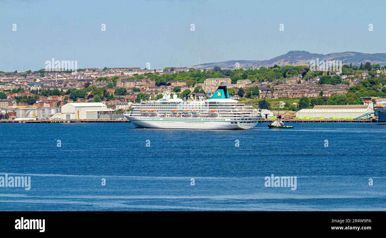 Dundee, Tayside, Scozia, Regno Unito. 30th maggio, 2023. La nave da crociera tedesca Phoenix Reisen Cruises, Artania, che arriva a Dundee intorno alle 11am:11pm oggi e partirà stasera alle 18:00. L'attuale viaggio di Artania è un viaggio di andata e ritorno di 12 giorni nel Regno Unito. L'itinerario è iniziato il 20th maggio 2023 e termina il 1st giugno 2023 arrivando a Bremerhaven, Brema, Germania. Credit: Dundee Photographics/Alamy Live News Foto Stock