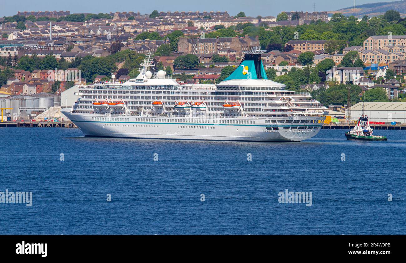 Dundee, Tayside, Scozia, Regno Unito. 30th maggio, 2023. La nave da crociera tedesca Phoenix Reisen Cruises, Artania, che arriva a Dundee intorno alle 11am:11pm oggi e partirà stasera alle 18:00. L'attuale viaggio di Artania è un viaggio di andata e ritorno di 12 giorni nel Regno Unito. L'itinerario è iniziato il 20th maggio 2023 e termina il 1st giugno 2023 arrivando a Bremerhaven, Brema, Germania. Credit: Dundee Photographics/Alamy Live News Foto Stock