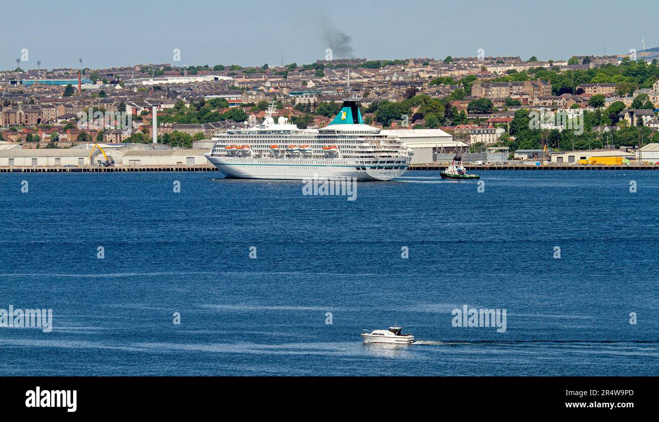 Dundee, Tayside, Scozia, Regno Unito. 30th maggio, 2023. La nave da crociera tedesca Phoenix Reisen Cruises, Artania, che arriva a Dundee intorno alle 11am:11pm oggi e partirà stasera alle 18:00. L'attuale viaggio di Artania è un viaggio di andata e ritorno di 12 giorni nel Regno Unito. L'itinerario è iniziato il 20th maggio 2023 e termina il 1st giugno 2023 arrivando a Bremerhaven, Brema, Germania. Credit: Dundee Photographics/Alamy Live News Foto Stock