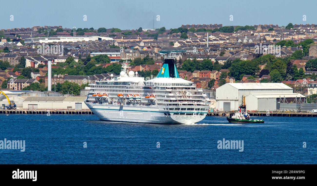 Dundee, Tayside, Scozia, Regno Unito. 30th maggio, 2023. La nave da crociera tedesca Phoenix Reisen Cruises, Artania, che arriva a Dundee intorno alle 11am:11pm oggi e partirà stasera alle 18:00. L'attuale viaggio di Artania è un viaggio di andata e ritorno di 12 giorni nel Regno Unito. L'itinerario è iniziato il 20th maggio 2023 e termina il 1st giugno 2023 arrivando a Bremerhaven, Brema, Germania. Credit: Dundee Photographics/Alamy Live News Foto Stock