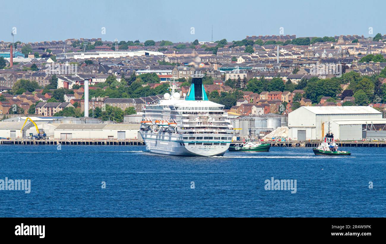 Dundee, Tayside, Scozia, Regno Unito. 30th maggio, 2023. La nave da crociera tedesca Phoenix Reisen Cruises, Artania, che arriva a Dundee intorno alle 11am:11pm oggi e partirà stasera alle 18:00. L'attuale viaggio di Artania è un viaggio di andata e ritorno di 12 giorni nel Regno Unito. L'itinerario è iniziato il 20th maggio 2023 e termina il 1st giugno 2023 arrivando a Bremerhaven, Brema, Germania. Credit: Dundee Photographics/Alamy Live News Foto Stock