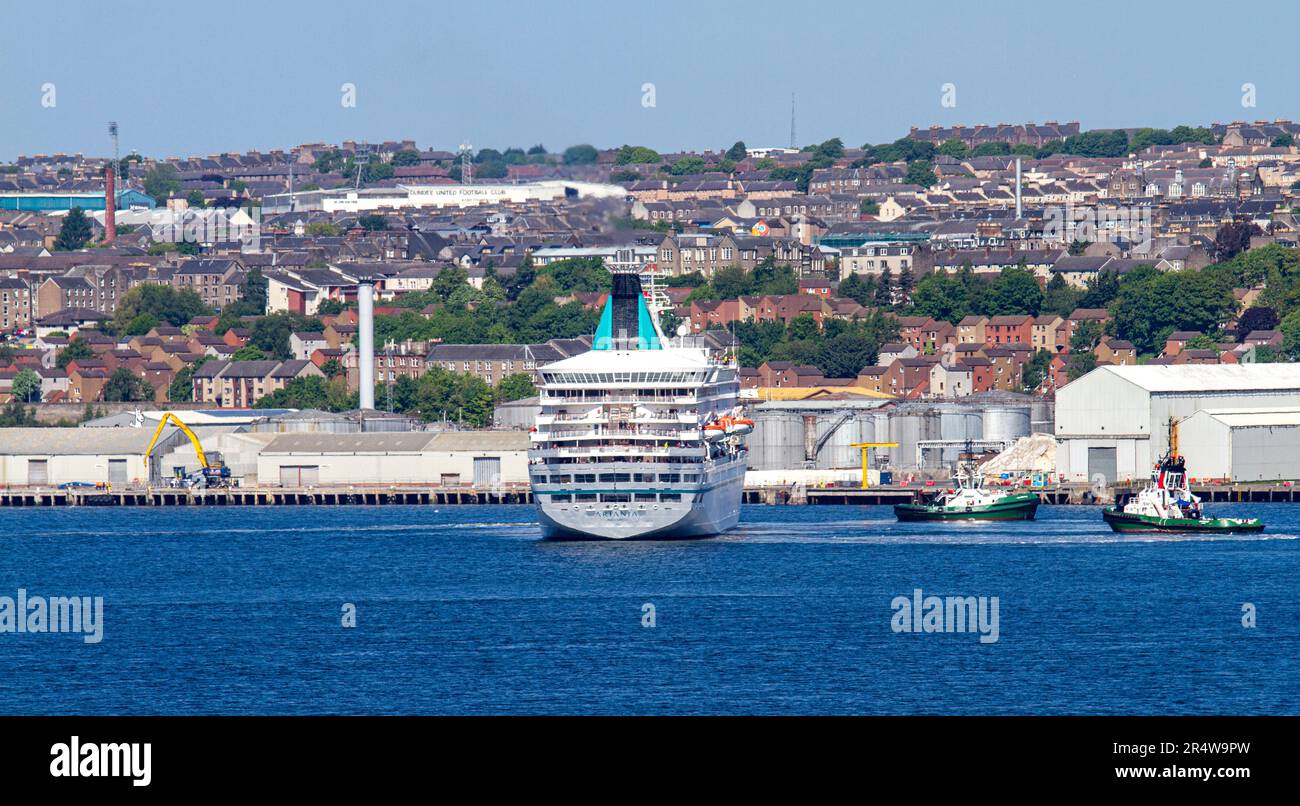 Dundee, Tayside, Scozia, Regno Unito. 30th maggio, 2023. La nave da crociera tedesca Phoenix Reisen Cruises, Artania, che arriva a Dundee intorno alle 11am:11pm oggi e partirà stasera alle 18:00. L'attuale viaggio di Artania è un viaggio di andata e ritorno di 12 giorni nel Regno Unito. L'itinerario è iniziato il 20th maggio 2023 e termina il 1st giugno 2023 arrivando a Bremerhaven, Brema, Germania. Credit: Dundee Photographics/Alamy Live News Foto Stock