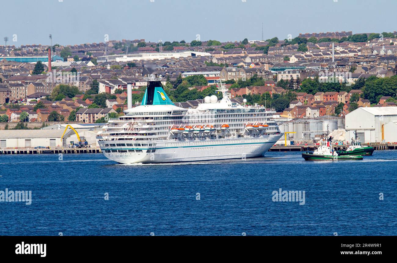 Dundee, Tayside, Scozia, Regno Unito. 30th maggio, 2023. La nave da crociera tedesca Phoenix Reisen Cruises, Artania, che arriva a Dundee intorno alle 11am:11pm oggi e partirà stasera alle 18:00. L'attuale viaggio di Artania è un viaggio di andata e ritorno di 12 giorni nel Regno Unito. L'itinerario è iniziato il 20th maggio 2023 e termina il 1st giugno 2023 arrivando a Bremerhaven, Brema, Germania. Credit: Dundee Photographics/Alamy Live News Foto Stock