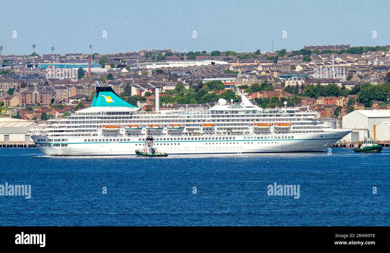 Dundee, Tayside, Scozia, Regno Unito. 30th maggio, 2023. La nave da crociera tedesca Phoenix Reisen Cruises, Artania, che arriva a Dundee intorno alle 11am:11pm oggi e partirà stasera alle 18:00. L'attuale viaggio di Artania è un viaggio di andata e ritorno di 12 giorni nel Regno Unito. L'itinerario è iniziato il 20th maggio 2023 e termina il 1st giugno 2023 arrivando a Bremerhaven, Brema, Germania. Credit: Dundee Photographics/Alamy Live News Foto Stock