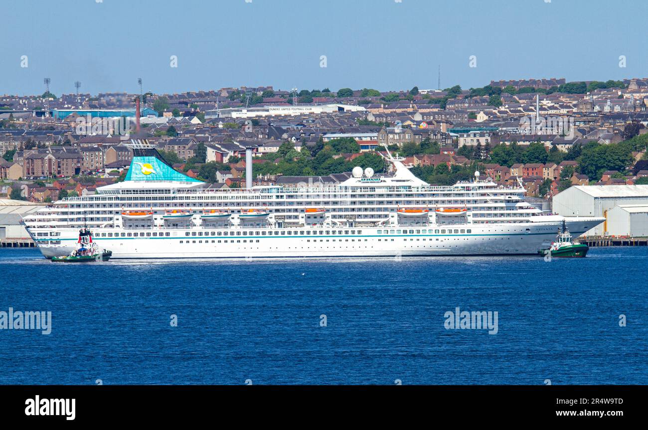 Dundee, Tayside, Scozia, Regno Unito. 30th maggio, 2023. La nave da crociera tedesca Phoenix Reisen Cruises, Artania, che arriva a Dundee intorno alle 11am:11pm oggi e partirà stasera alle 18:00. L'attuale viaggio di Artania è un viaggio di andata e ritorno di 12 giorni nel Regno Unito. L'itinerario è iniziato il 20th maggio 2023 e termina il 1st giugno 2023 arrivando a Bremerhaven, Brema, Germania. Credit: Dundee Photographics/Alamy Live News Foto Stock
