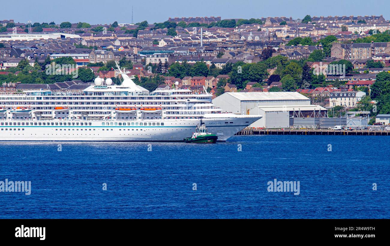 Dundee, Tayside, Scozia, Regno Unito. 30th maggio, 2023. La nave da crociera tedesca Phoenix Reisen Cruises, Artania, che arriva a Dundee intorno alle 11am:11pm oggi e partirà stasera alle 18:00. L'attuale viaggio di Artania è un viaggio di andata e ritorno di 12 giorni nel Regno Unito. L'itinerario è iniziato il 20th maggio 2023 e termina il 1st giugno 2023 arrivando a Bremerhaven, Brema, Germania. Credit: Dundee Photographics/Alamy Live News Foto Stock
