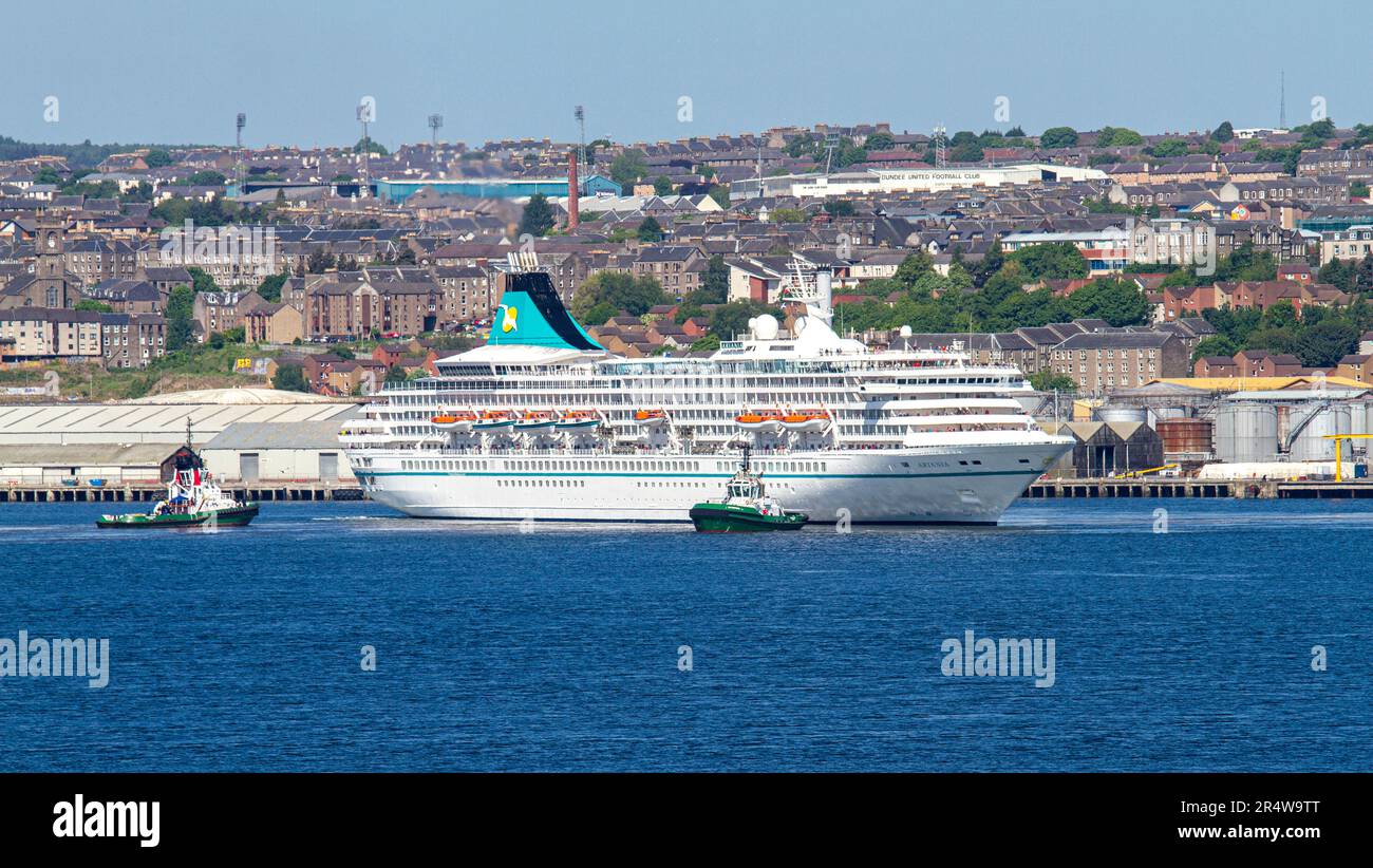 Dundee, Tayside, Scozia, Regno Unito. 30th maggio, 2023. La nave da crociera tedesca Phoenix Reisen Cruises, Artania, che arriva a Dundee intorno alle 11am:11pm oggi e partirà stasera alle 18:00. L'attuale viaggio di Artania è un viaggio di andata e ritorno di 12 giorni nel Regno Unito. L'itinerario è iniziato il 20th maggio 2023 e termina il 1st giugno 2023 arrivando a Bremerhaven, Brema, Germania. Credit: Dundee Photographics/Alamy Live News Foto Stock