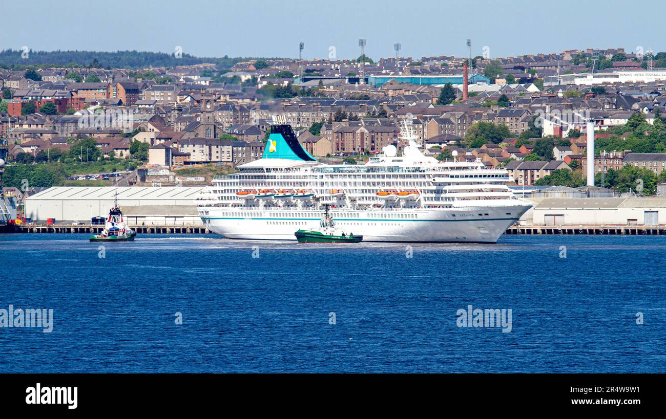 Dundee, Tayside, Scozia, Regno Unito. 30th maggio, 2023. La nave da crociera tedesca Phoenix Reisen Cruises, Artania, che arriva a Dundee intorno alle 11am:11pm oggi e partirà stasera alle 18:00. L'attuale viaggio di Artania è un viaggio di andata e ritorno di 12 giorni nel Regno Unito. L'itinerario è iniziato il 20th maggio 2023 e termina il 1st giugno 2023 arrivando a Bremerhaven, Brema, Germania. Credit: Dundee Photographics/Alamy Live News Foto Stock