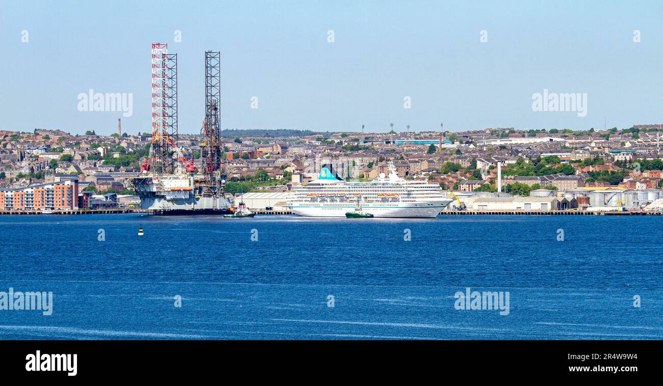 Dundee, Tayside, Scozia, Regno Unito. 30th maggio, 2023. La nave da crociera tedesca Phoenix Reisen Cruises, Artania, che arriva a Dundee intorno alle 11am:11pm oggi e partirà stasera alle 18:00. L'attuale viaggio di Artania è un viaggio di andata e ritorno di 12 giorni nel Regno Unito. L'itinerario è iniziato il 20th maggio 2023 e termina il 1st giugno 2023 arrivando a Bremerhaven, Brema, Germania. Credit: Dundee Photographics/Alamy Live News Foto Stock